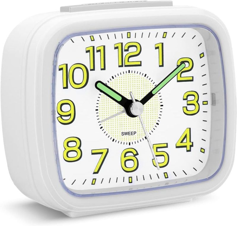 Silent Bedside Alarm Clock – Non‑Ticking Analogue with Luminous Display & Crescendo Alarm