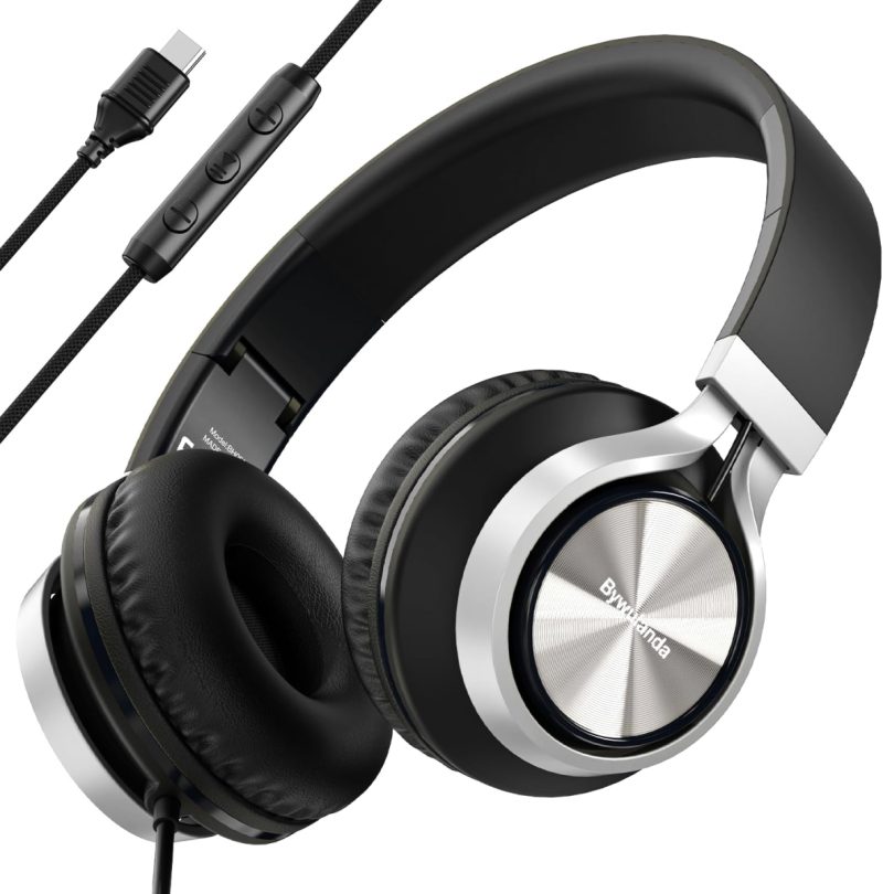 68a5c43b77f90195e240270791782834a3bdfeb1bfaa554aca598.jpg USB-C Headphones with Mic and Volume Control – Wired Over-Ear Headset, 40 mm Drivers, Deep Bass Sound, Noise-Isolating Cushions, Multi-Device Compatible
