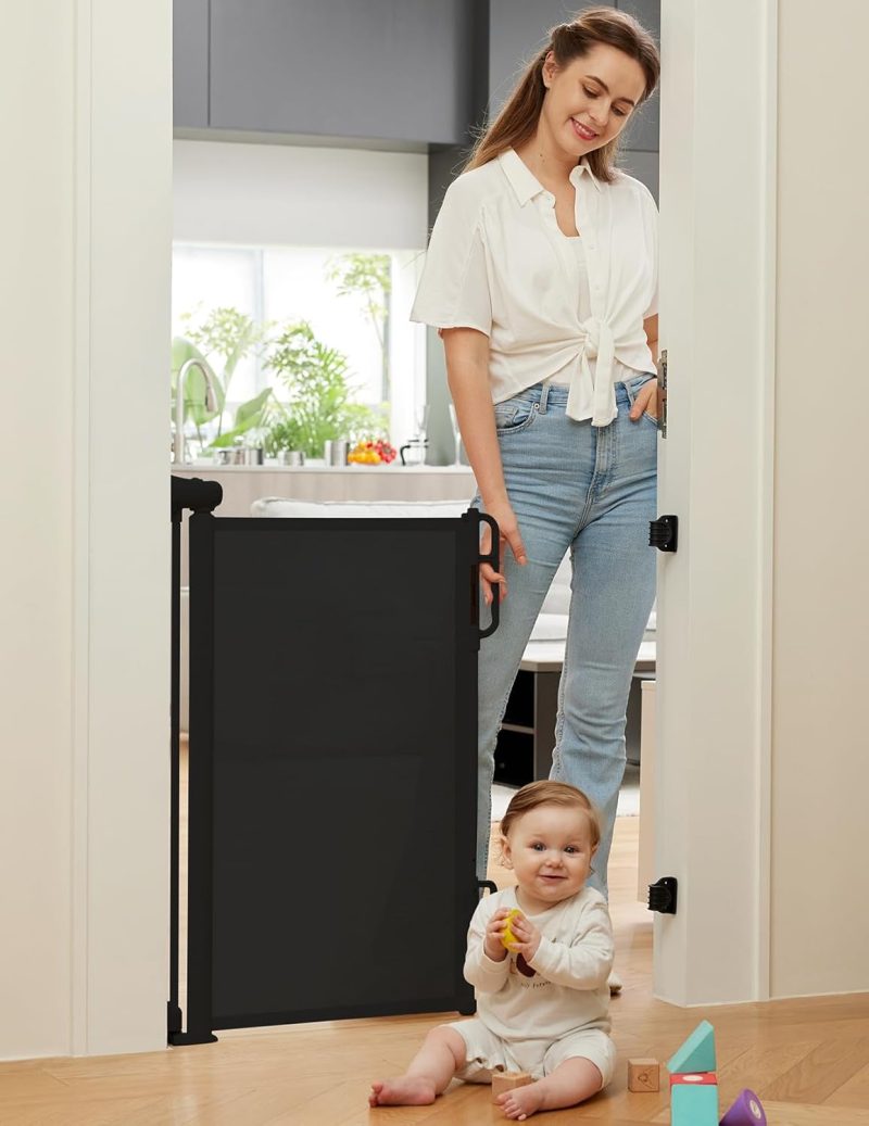 Retractable Baby Safety Gate 140cm Wide Auto-Lock One-Hand Operation (New other)
